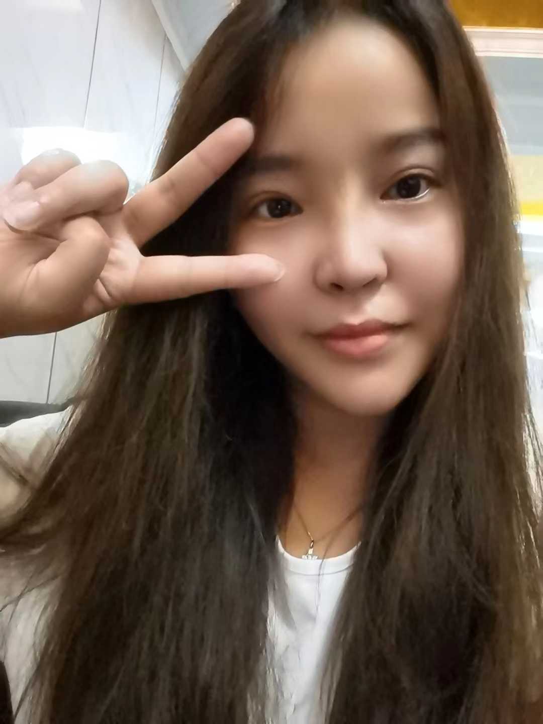 颜值不错，穿上制服后Sao的一批。