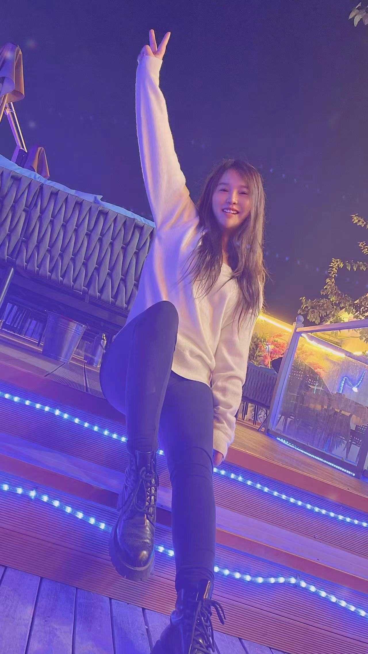 颜值不错，穿上制服后Sao的一批。