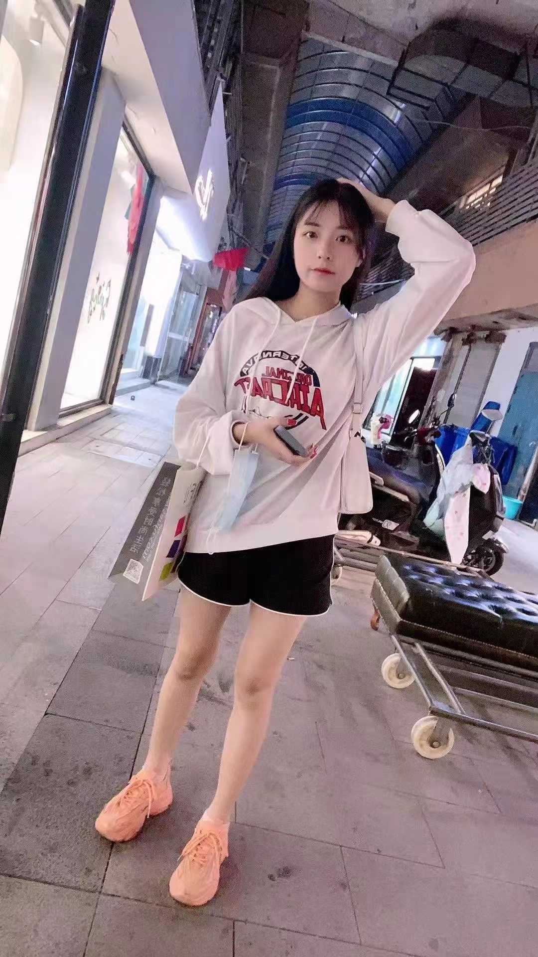 清纯可爱娇小的学生妹