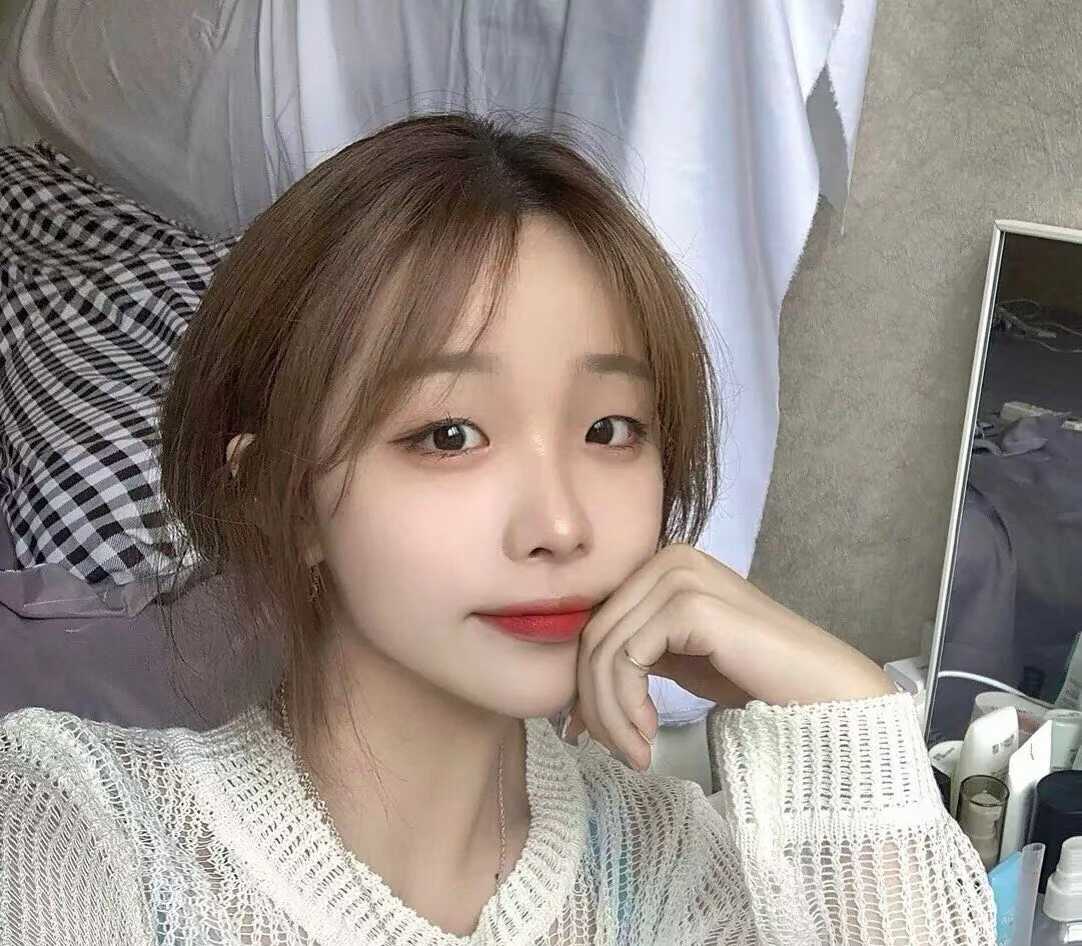 01后小美女刚刚出社会，需要被哥哥们多照顾一下