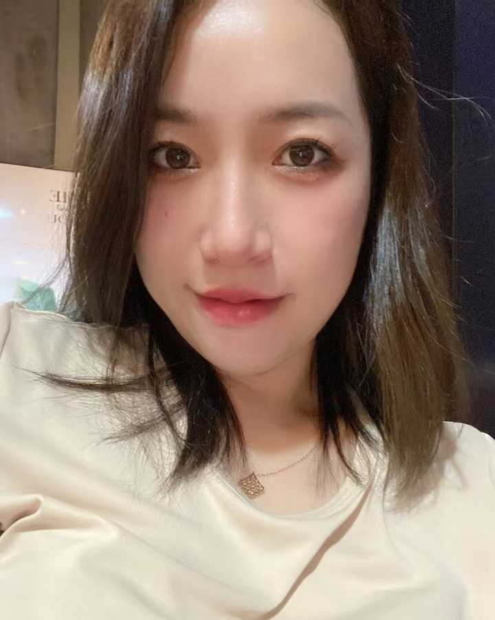 还算年轻的气质美女