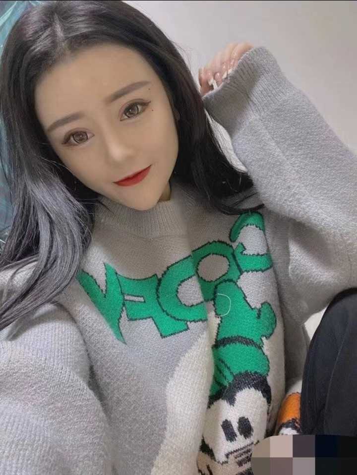 黑丝美腿的小Sao杯