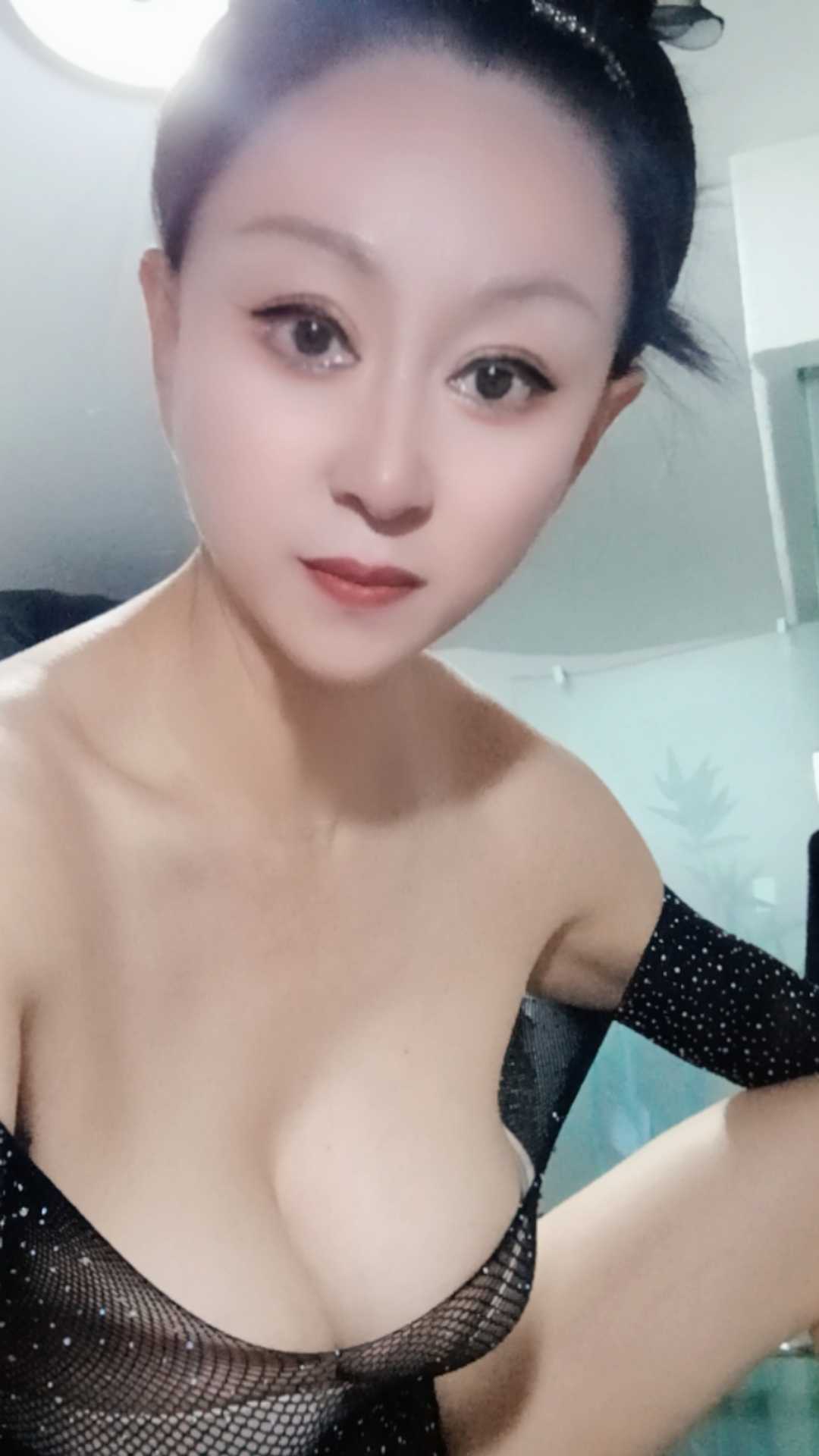 姑苏性感苗条丝袜大奶妹子