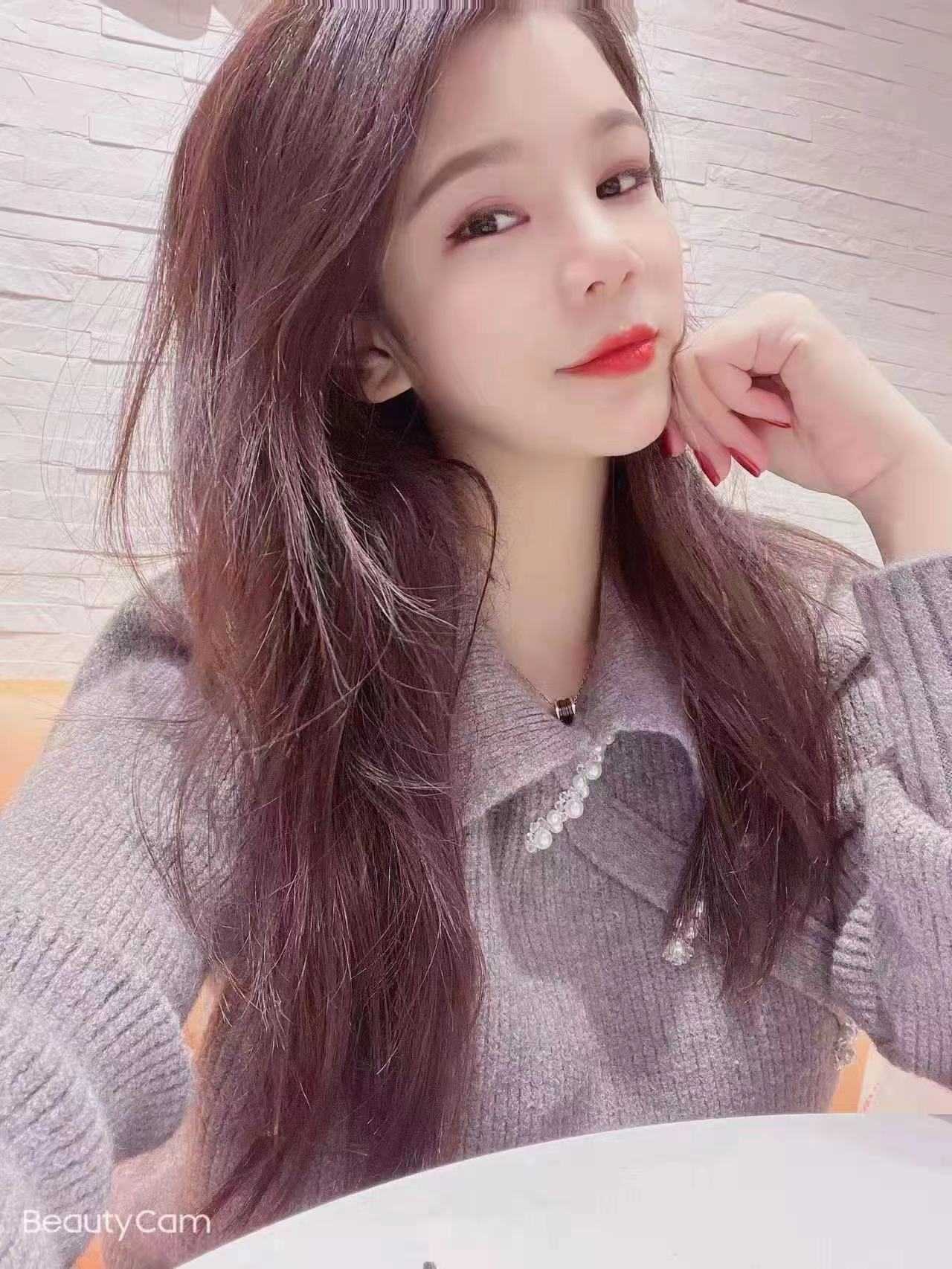 皮肤特别的白，年轻但有韵味