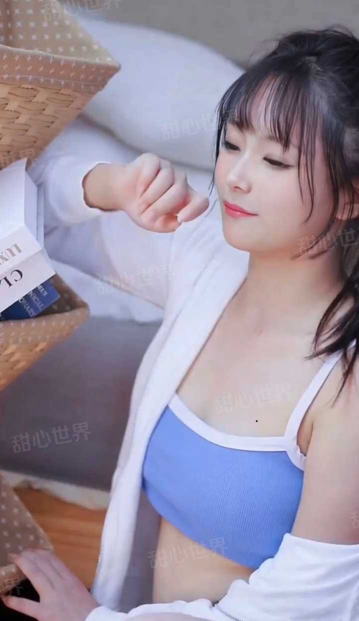 摄影店给人化妆漂亮吊带情趣黑丝小姐姐