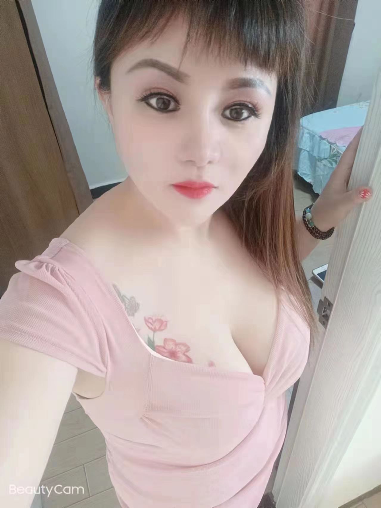 性感大胸纹身妹子