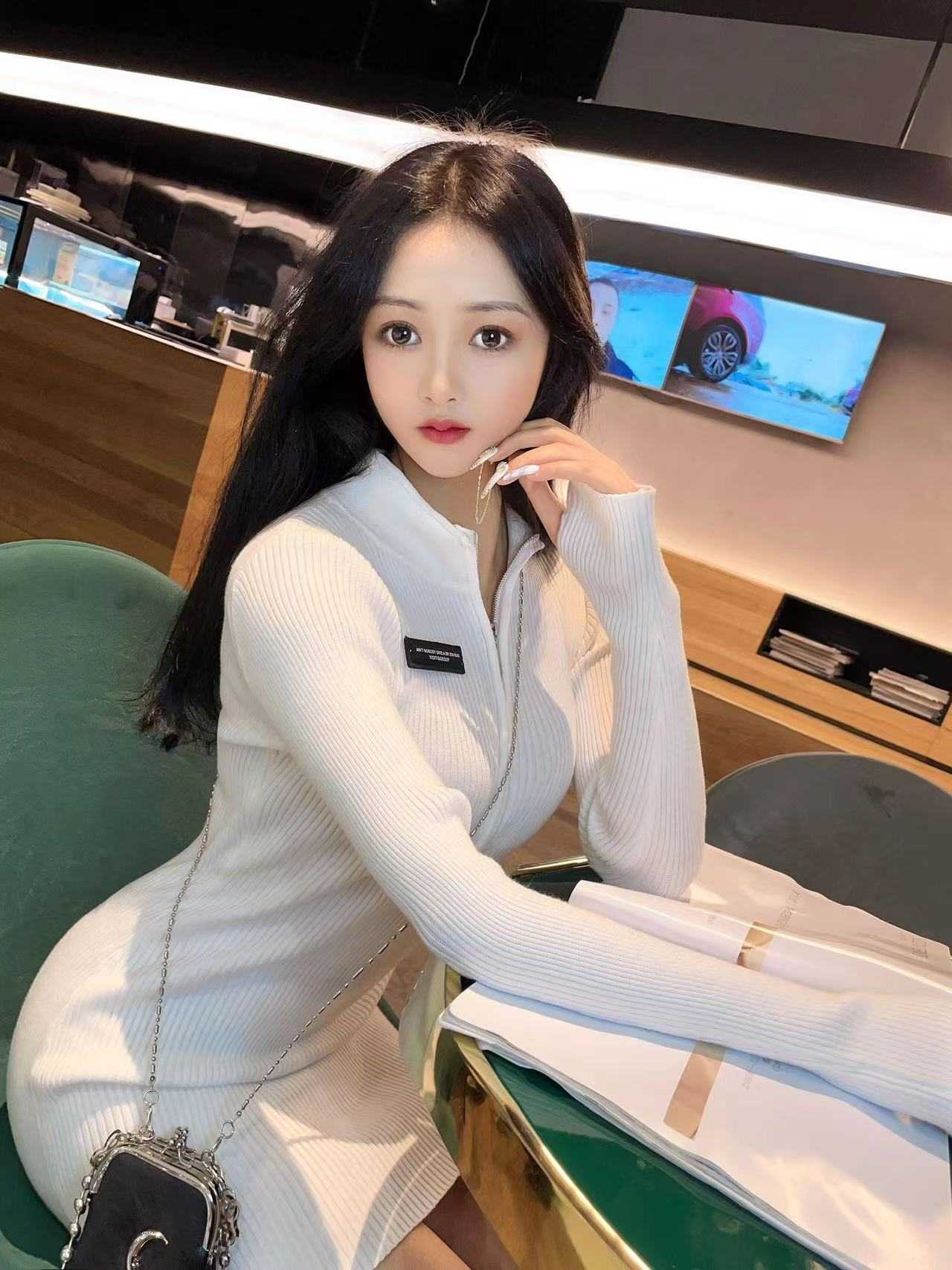 干起来的时候，两个胸一晃一晃的，没坚持住