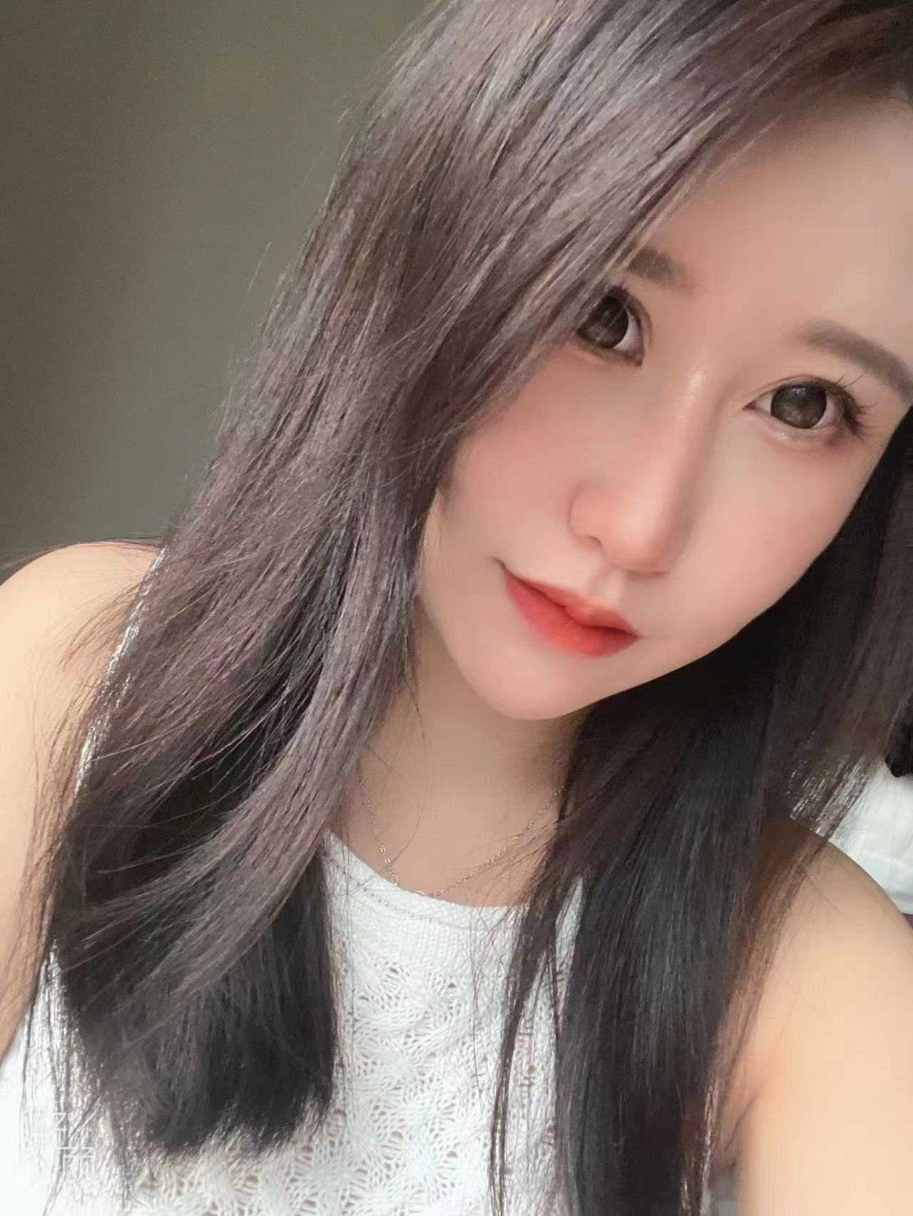 很有气质，长的很不错，很温柔