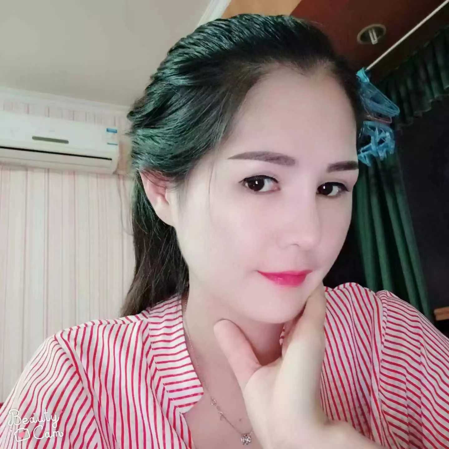 姐姐很主动，直接就贴上了蹭