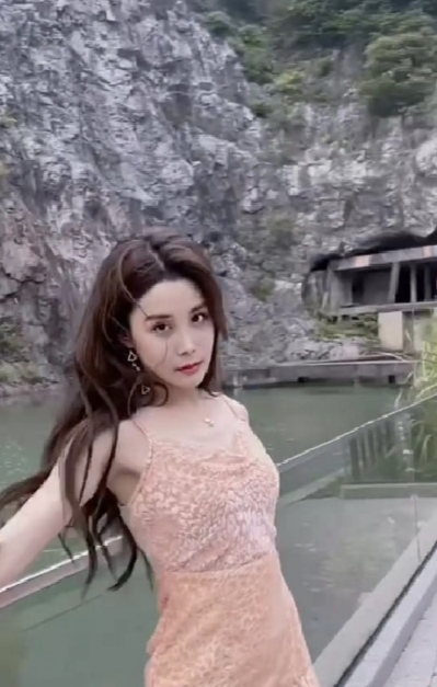 听话配合，态度好，姿势随意