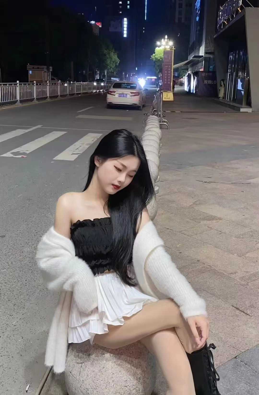 叫声很温柔，水也多，小穴也紧