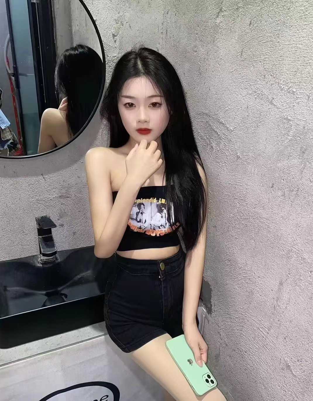 叫声很温柔，水也多，小穴也紧