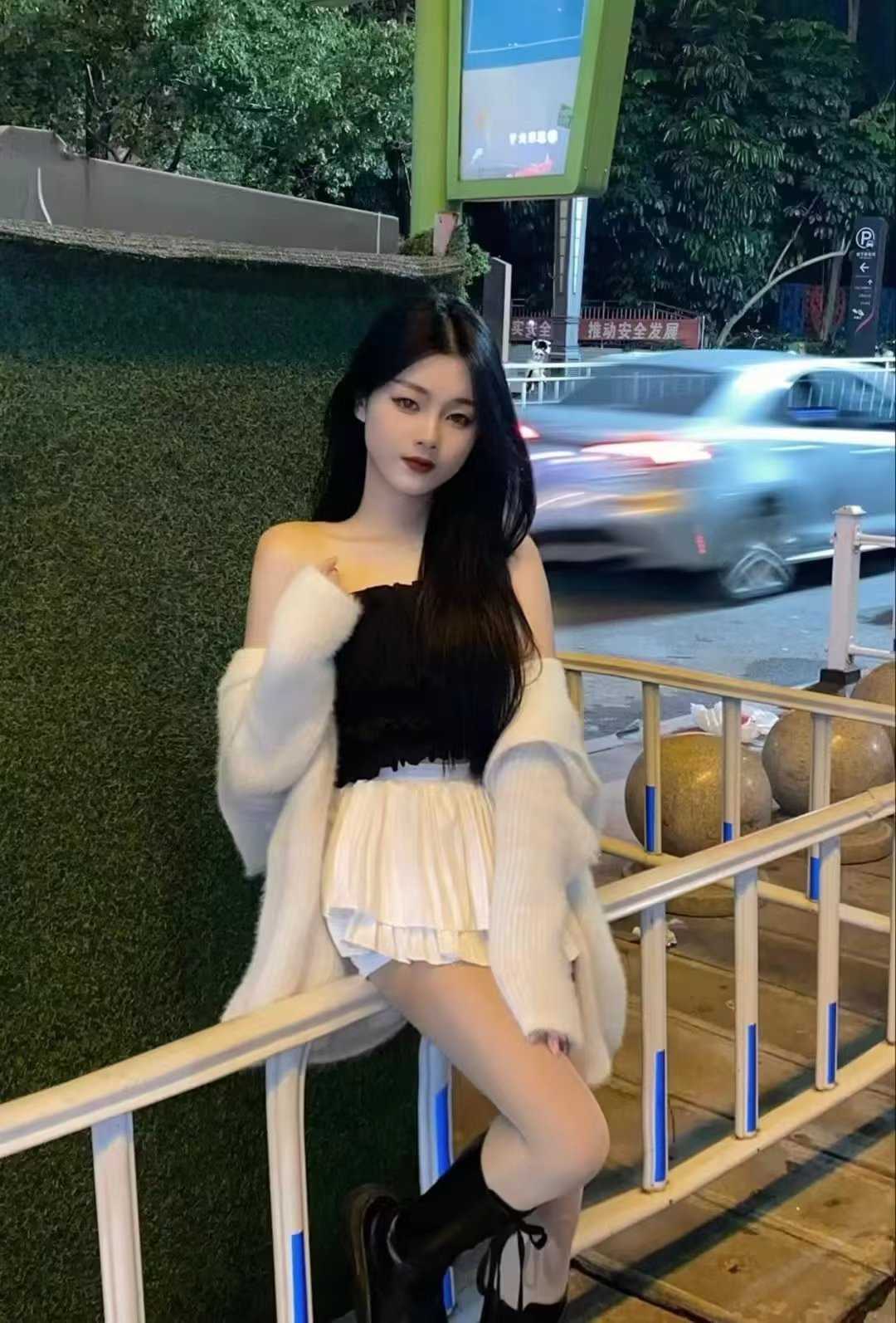 叫声很温柔，水也多，小穴也紧