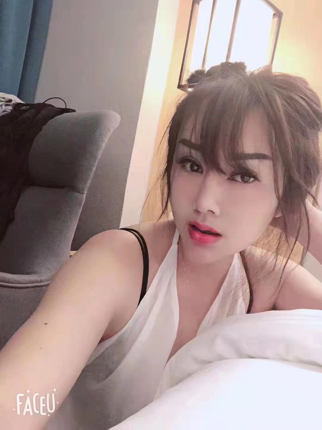 主动让你摸她saob，然后 自~wei给你看