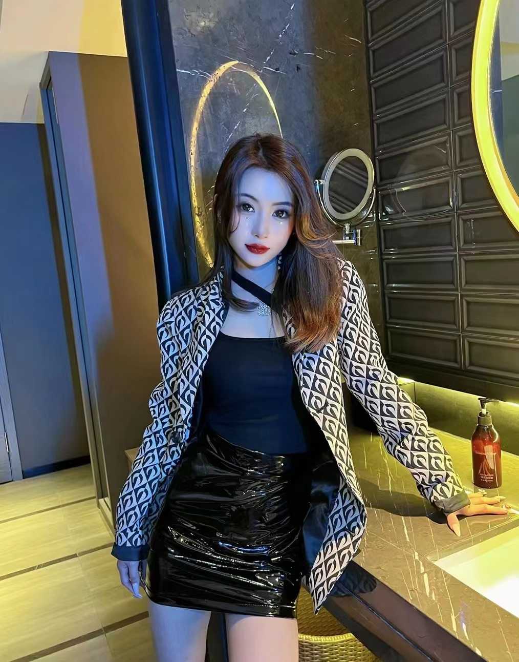 一边拍打屁股一边摸胸来回晃动感觉超好