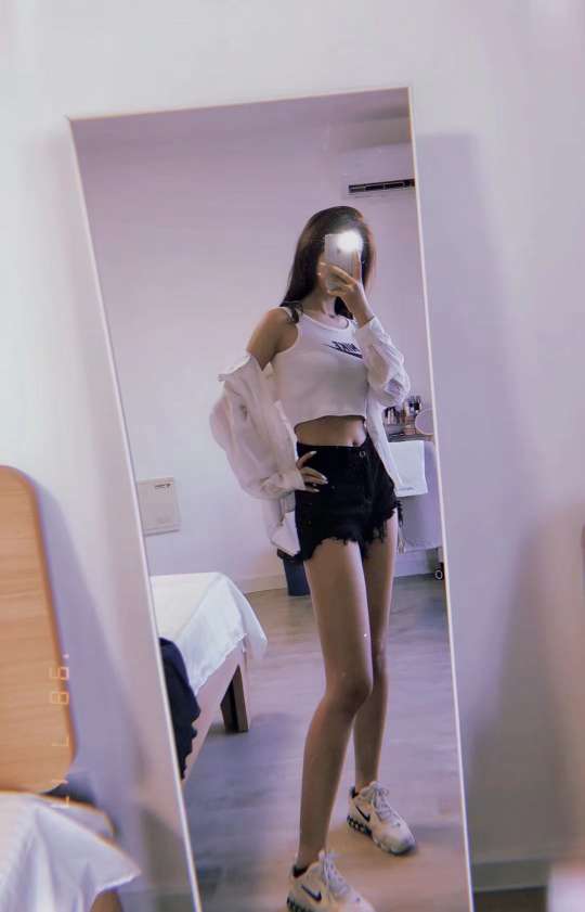 身材好颜值不错的年轻小妹妹