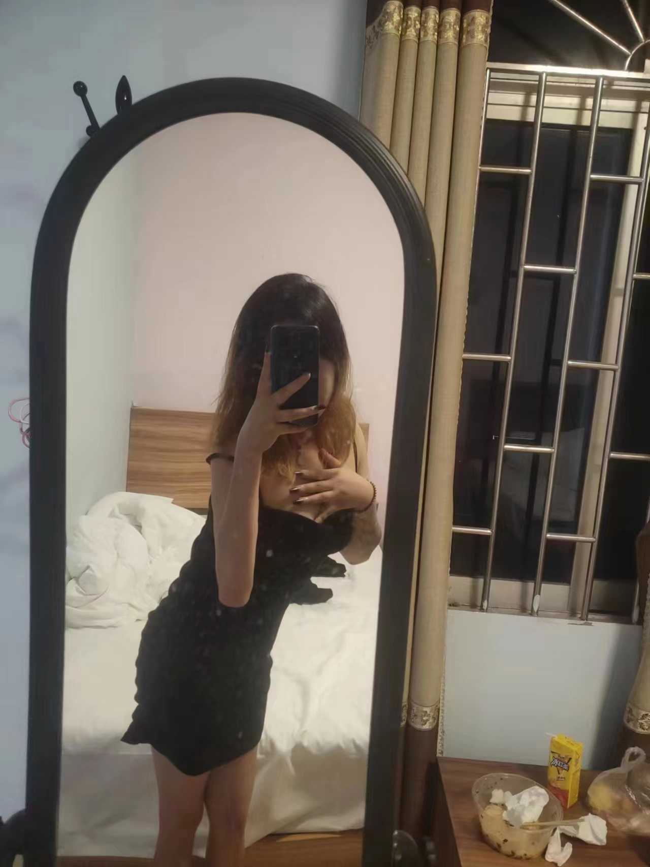 玩的很开，屁股大，后入很爽。