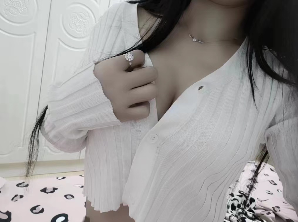 b紧肤白貌美身材好