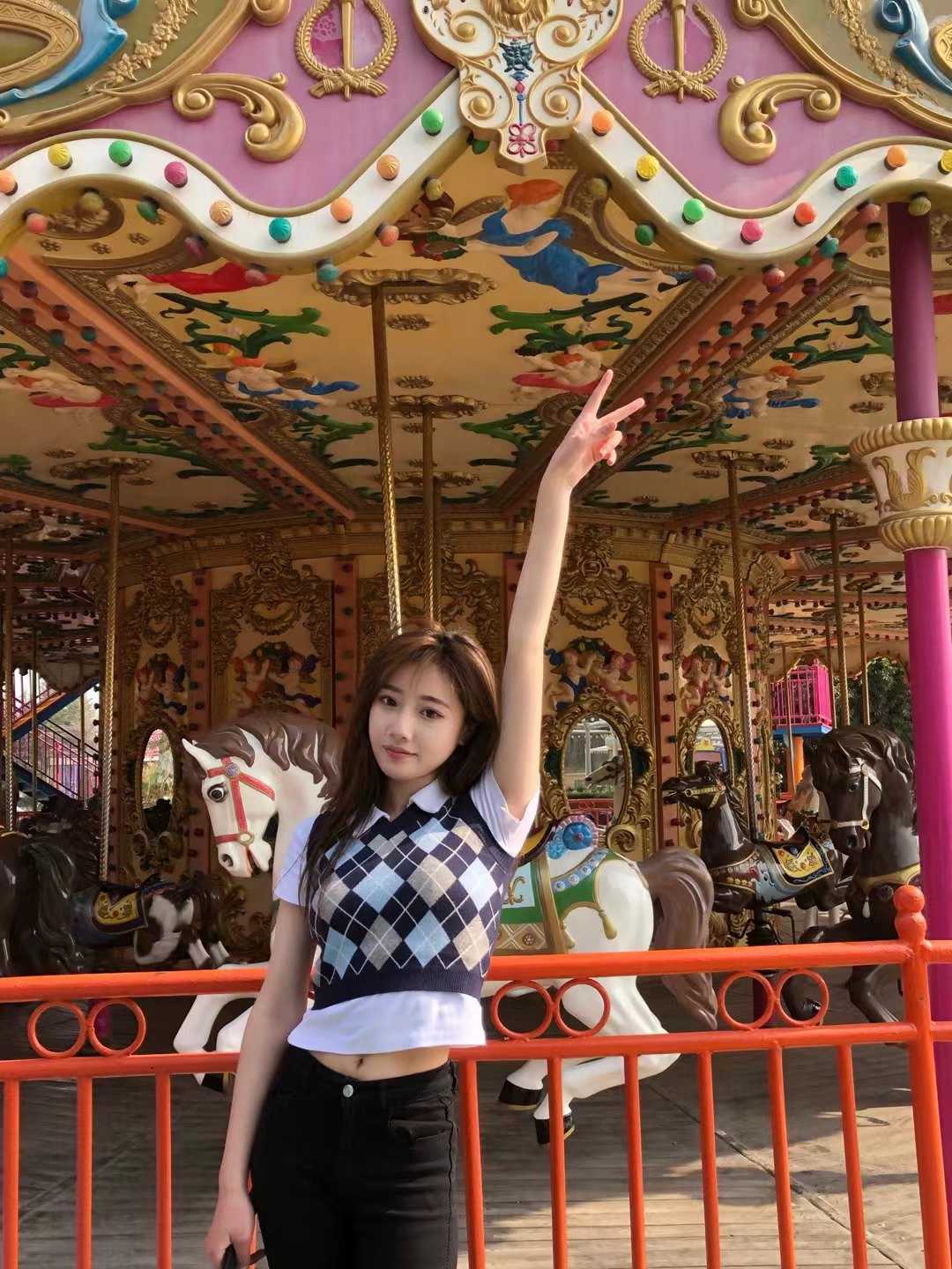 极品小嫩妹，奶子大屁股翘腰细