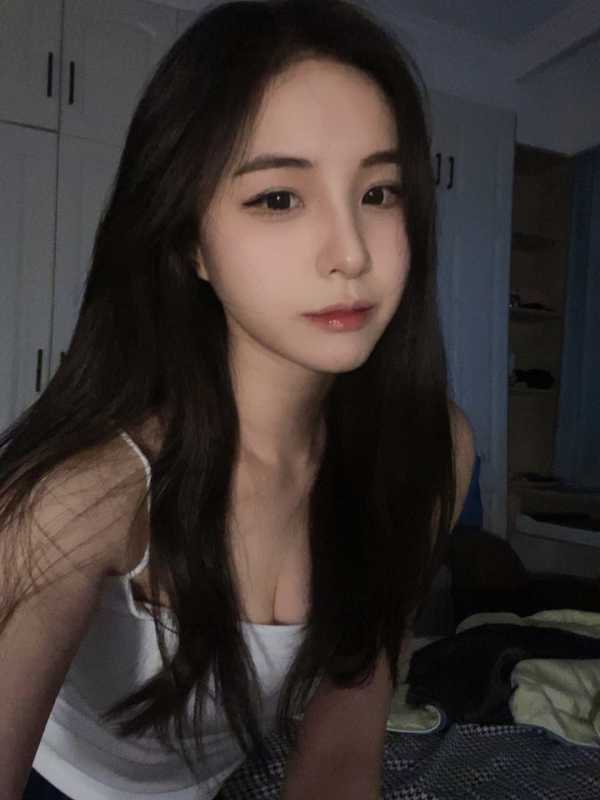 逆天长腿，笑容很甜美的刚下海美女