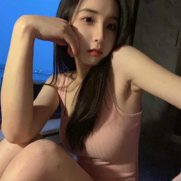 逆天长腿，笑容很甜美的刚下海美女