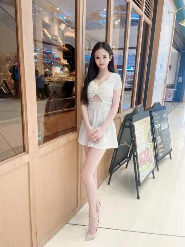 声音好听，身材很棒。