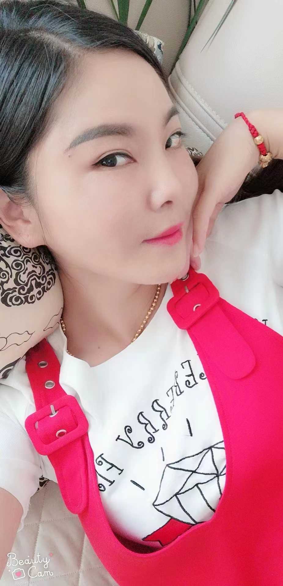 皮肤很不错，屁股又圆又翘