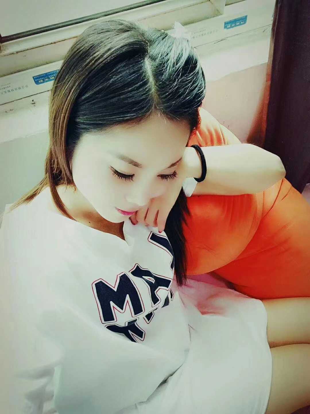 皮肤很不错，屁股又圆又翘