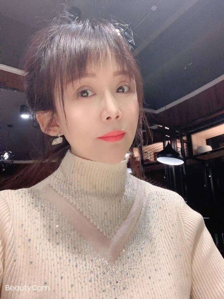 气质少妇，皮肤白嫩！