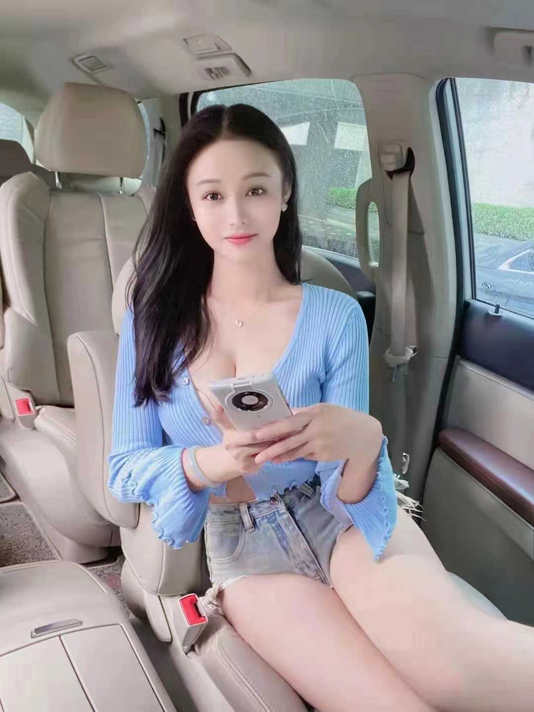 揉着两个胸配合你 叫声非常好听