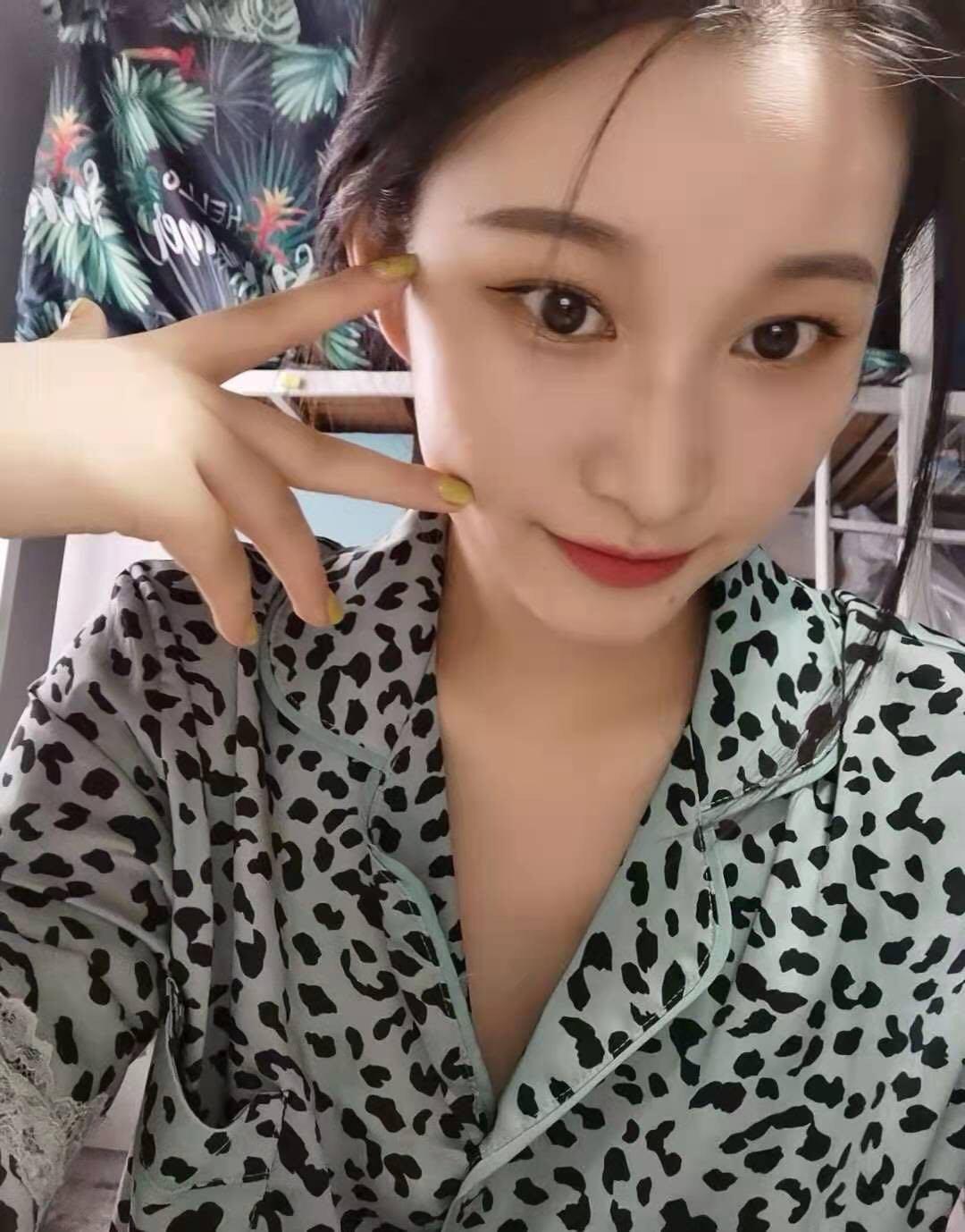 漂亮年轻小姐姐，身材不错大长腿有翘臀