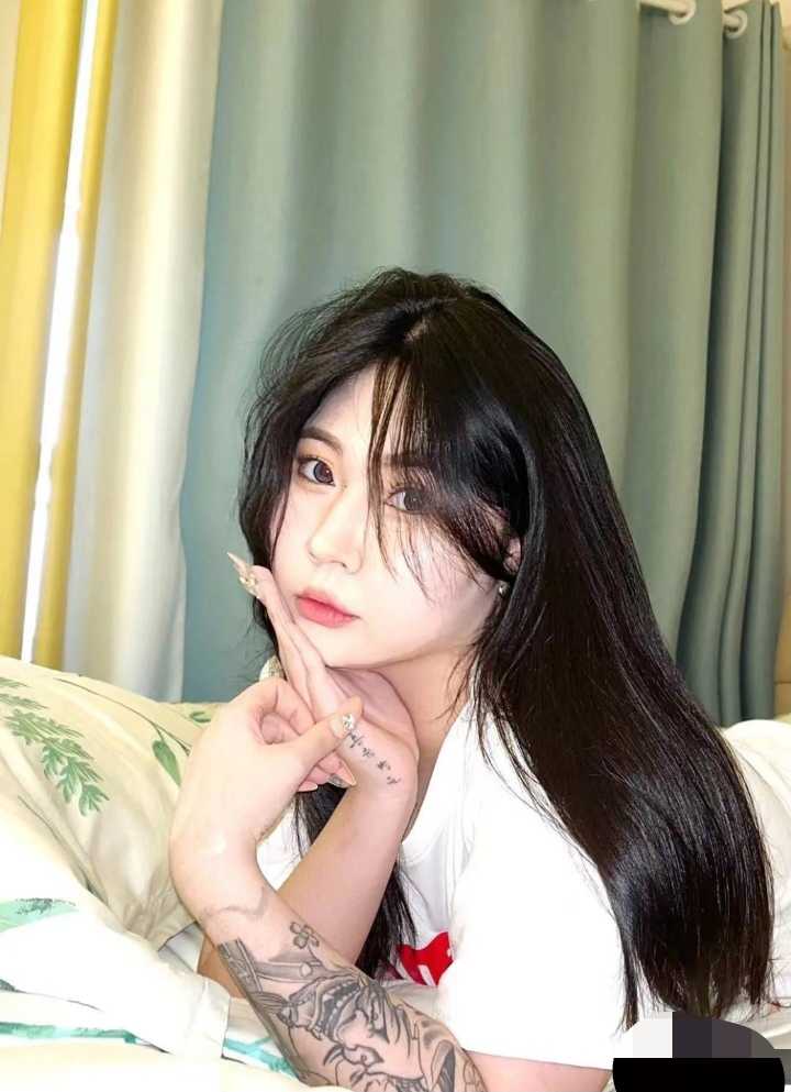 纹身美女，抓着奶子冲次超级棒