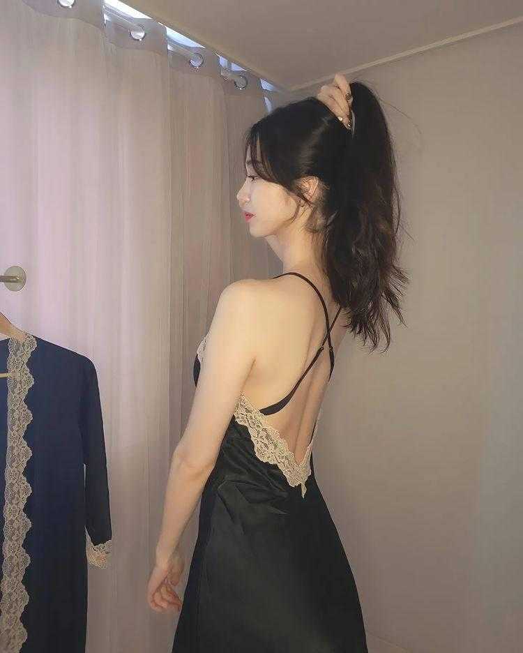 黑丝妹子粉嫩多水