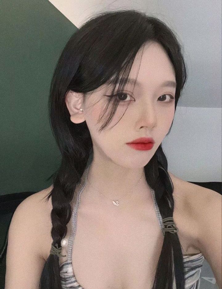 西安童颜粉嫩小美女