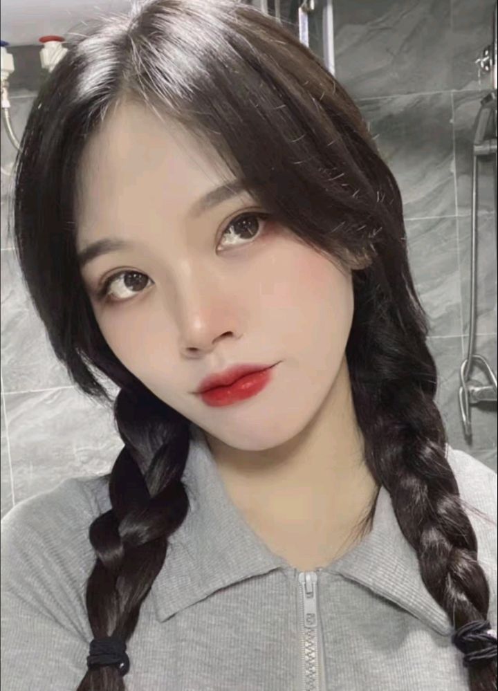 西安童颜粉嫩小美女