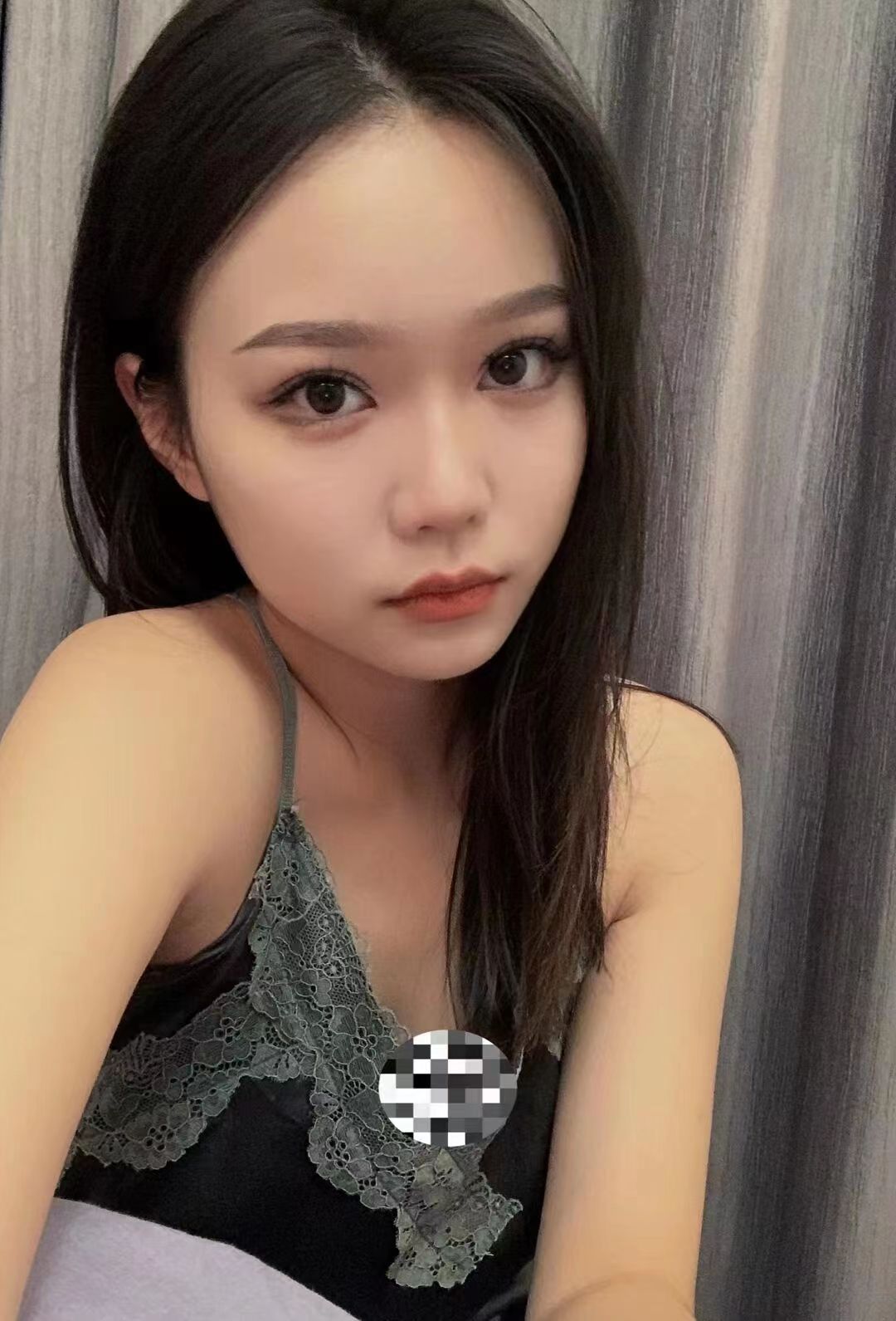 身材风韵多姿，舌头灵活