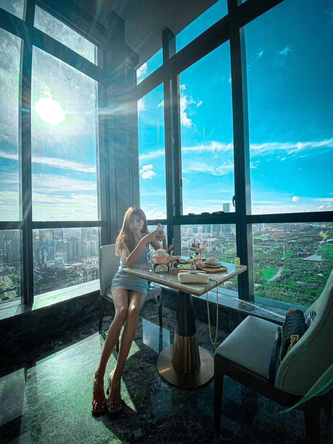 从后面插入，她特别享受的大叫起来