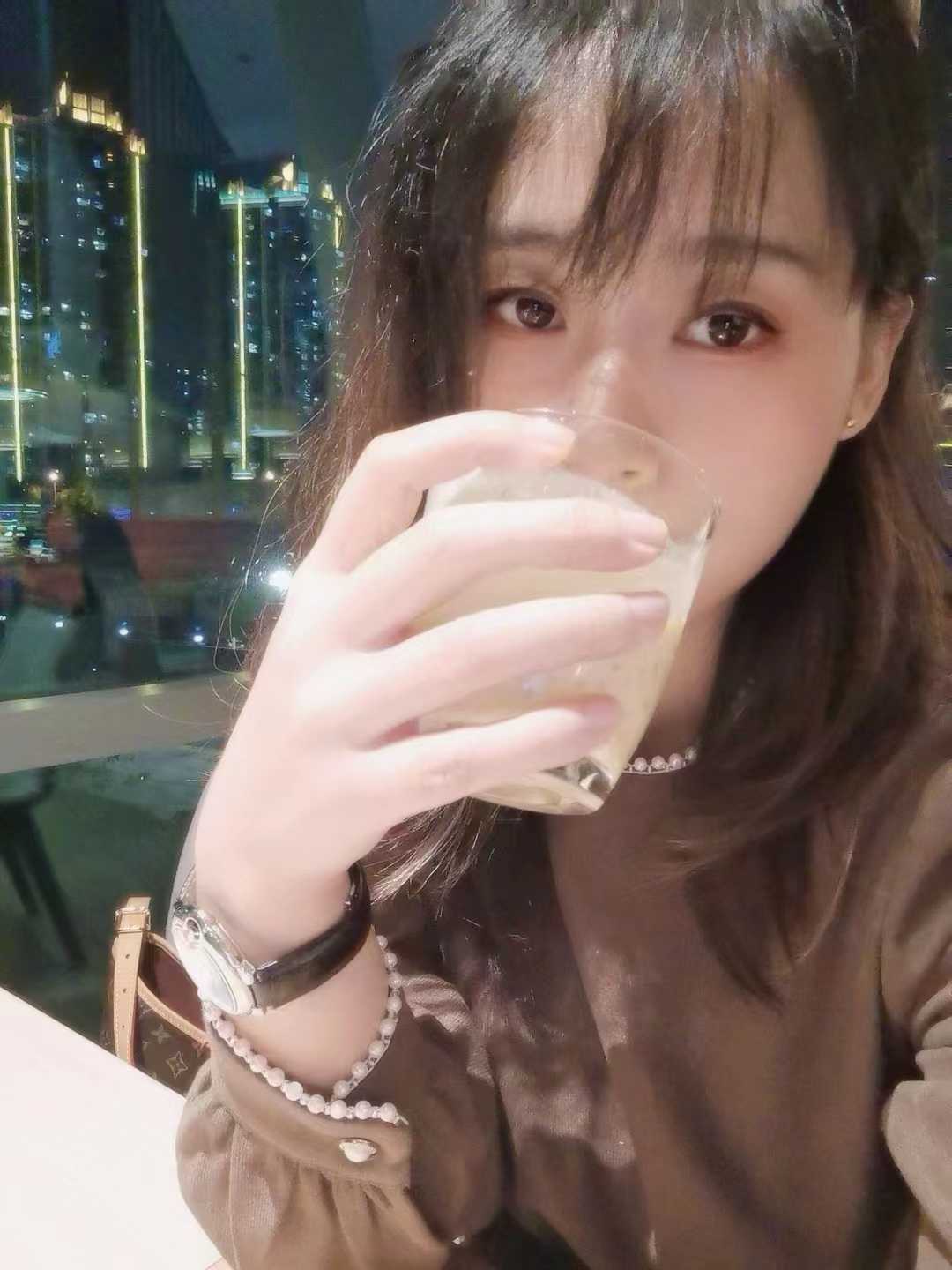 妹妹很正点，皮肤又白又嫩