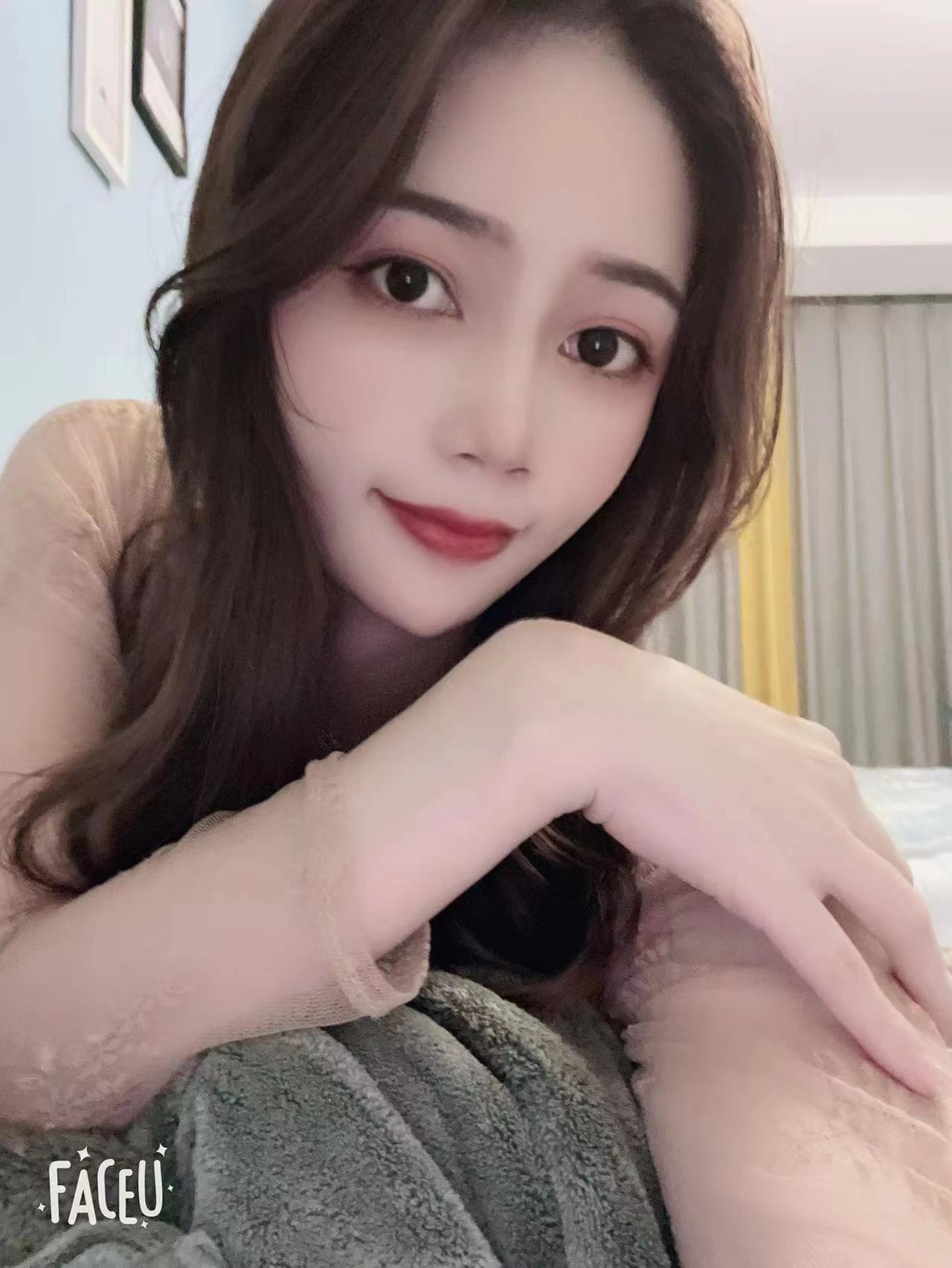 脱了内衣就开始吃奈子，奈子比我脸还大