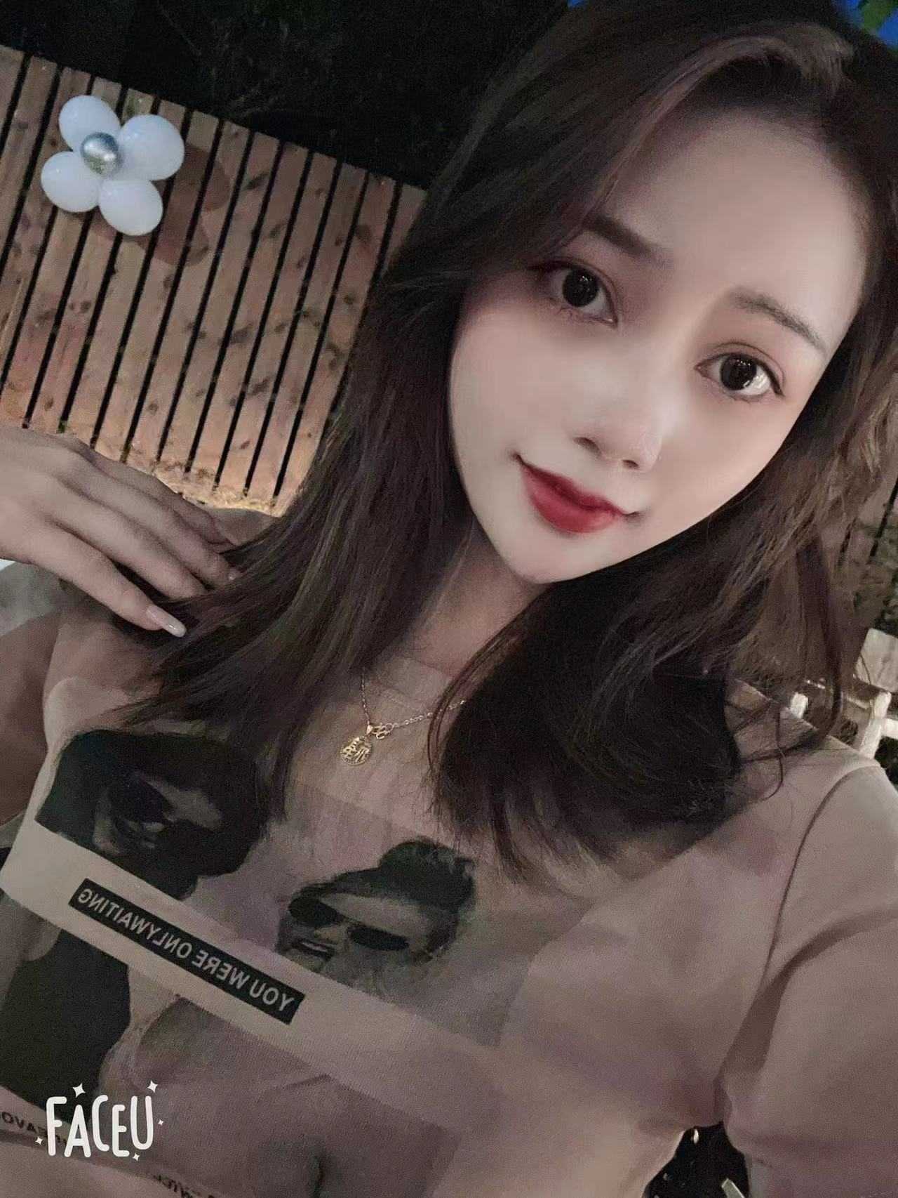 脱了内衣就开始吃奈子，奈子比我脸还大