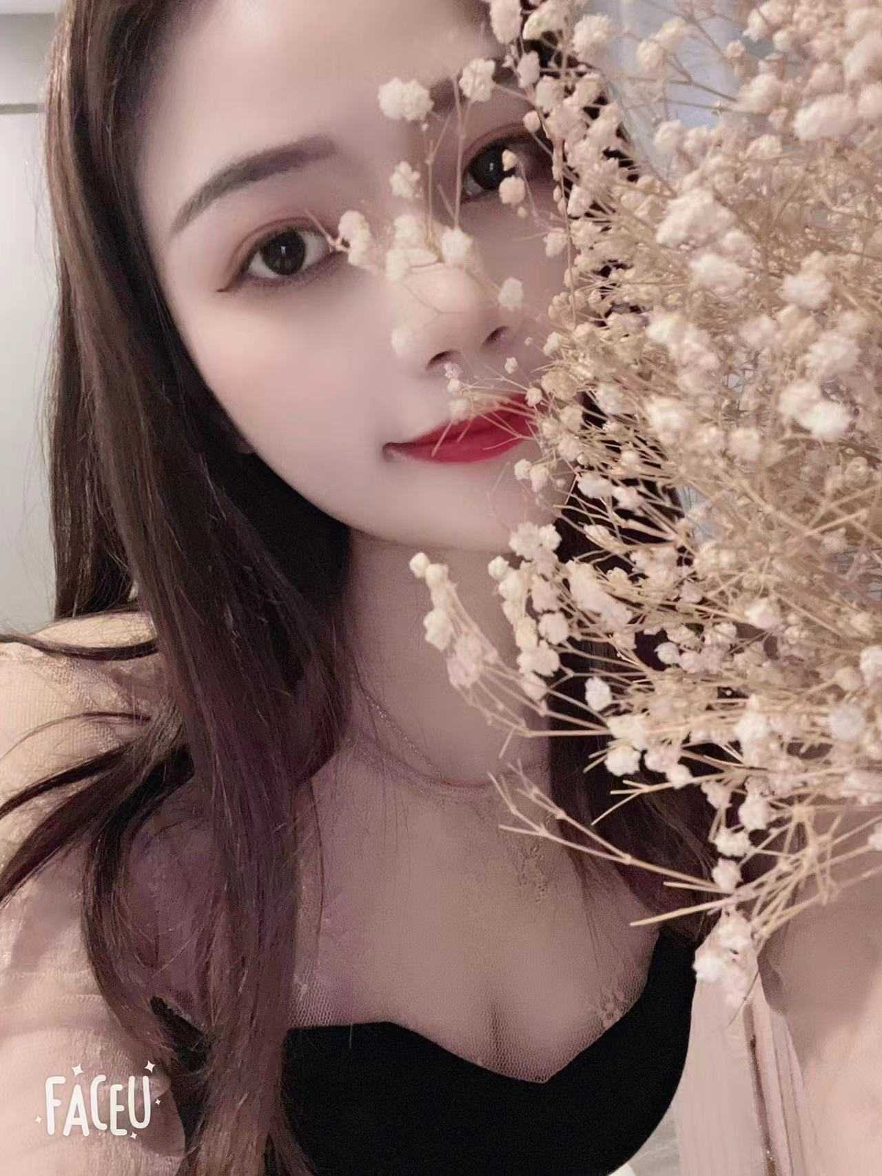 脱了内衣就开始吃奈子，奈子比我脸还大