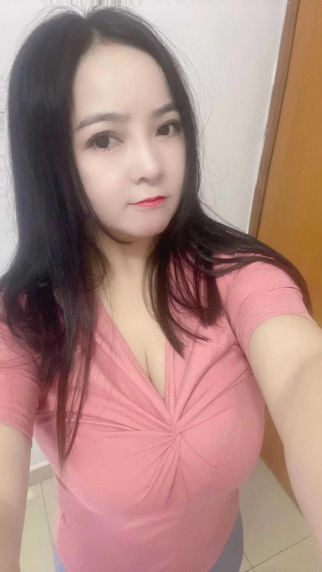 颜值不错，奶子大，捏起来舒服爽啊