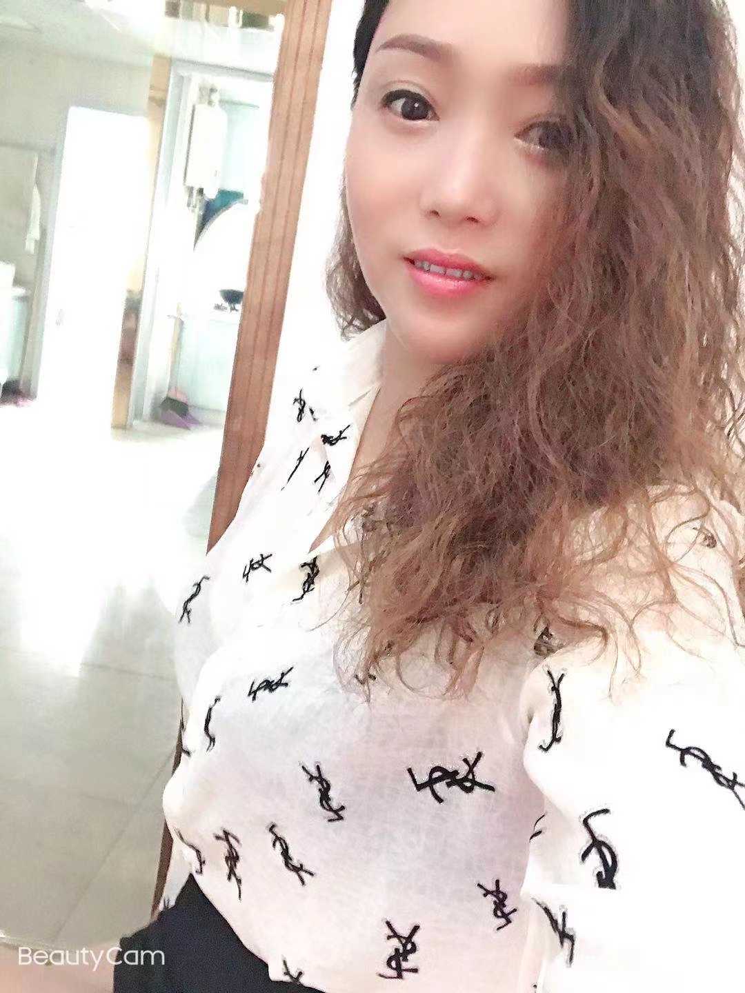 服务很贴心的少妇