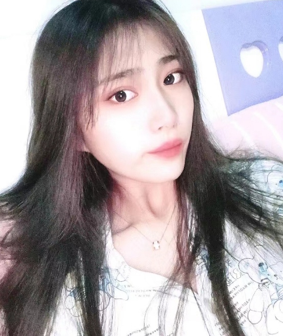 微笑迷人的勾魂皮肤雪白