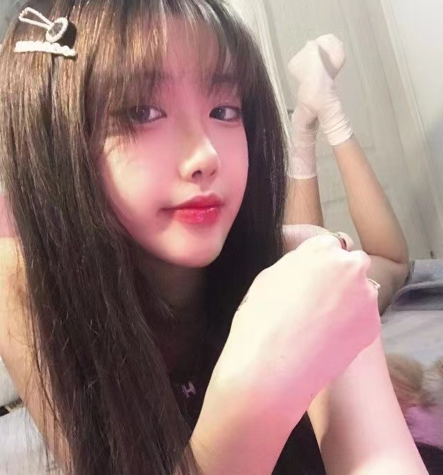 兼职嫩妹爱穿制服丝袜