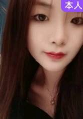 很羞涩的年轻妹子