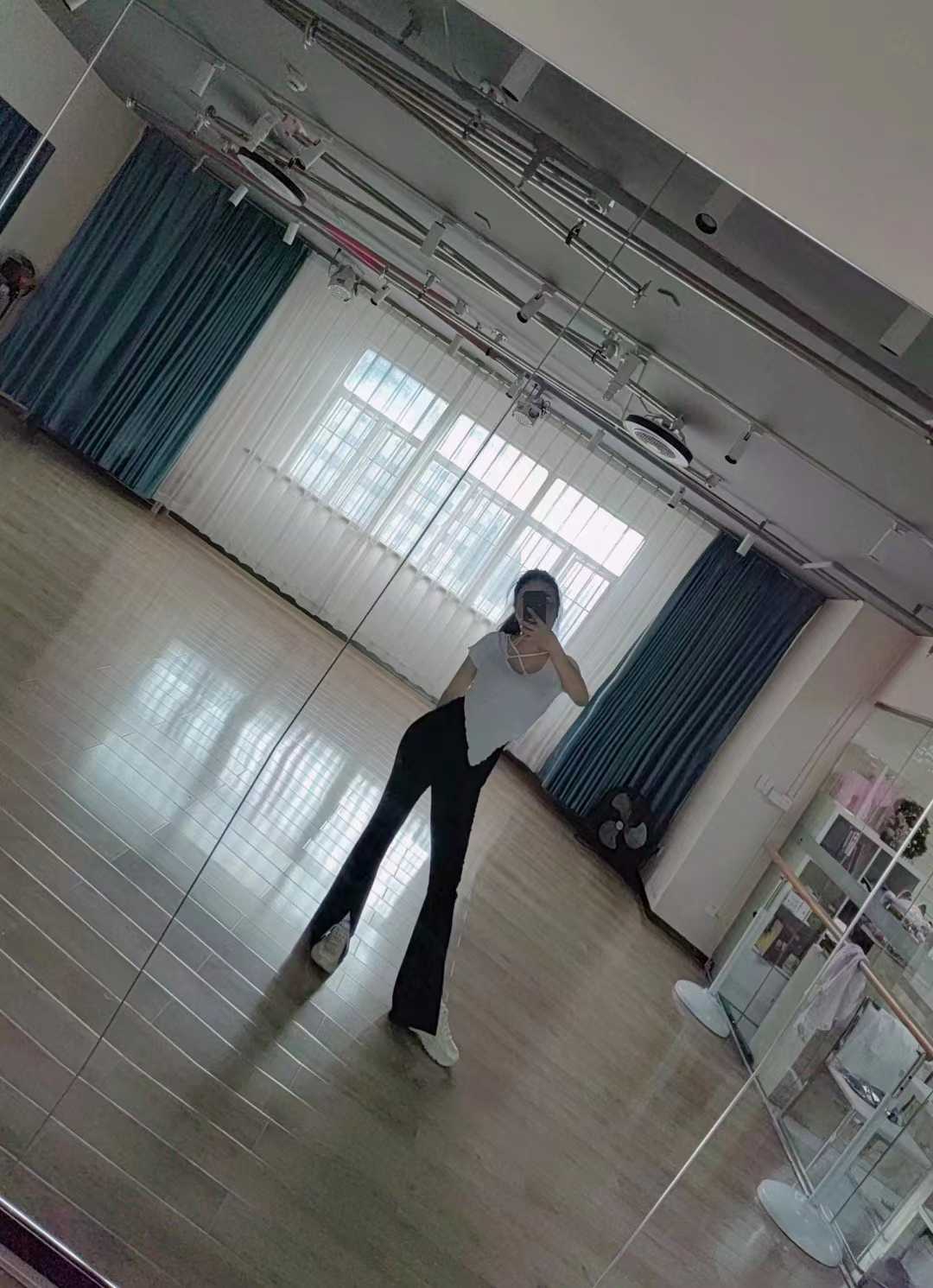 小姐姐身材高挑，奶子硕大