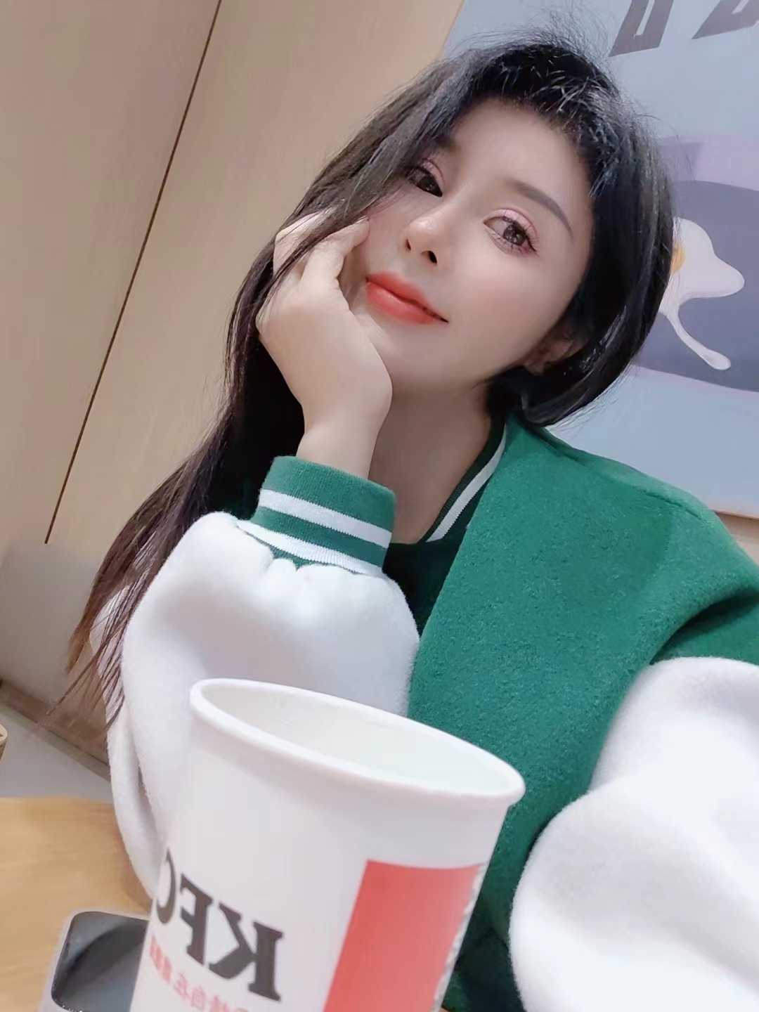 小姐姐身材高挑，奶子硕大