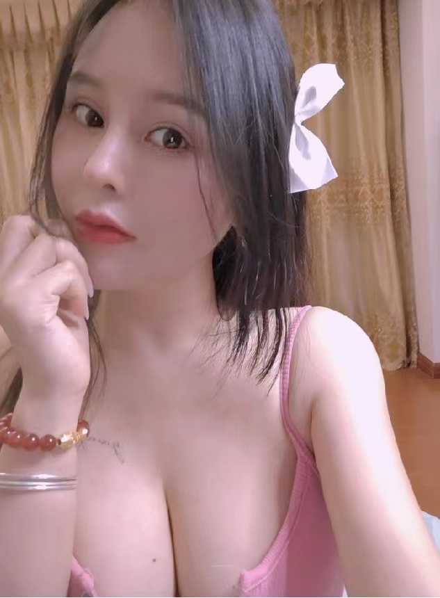 小姐姐身材高挑，奶子硕大