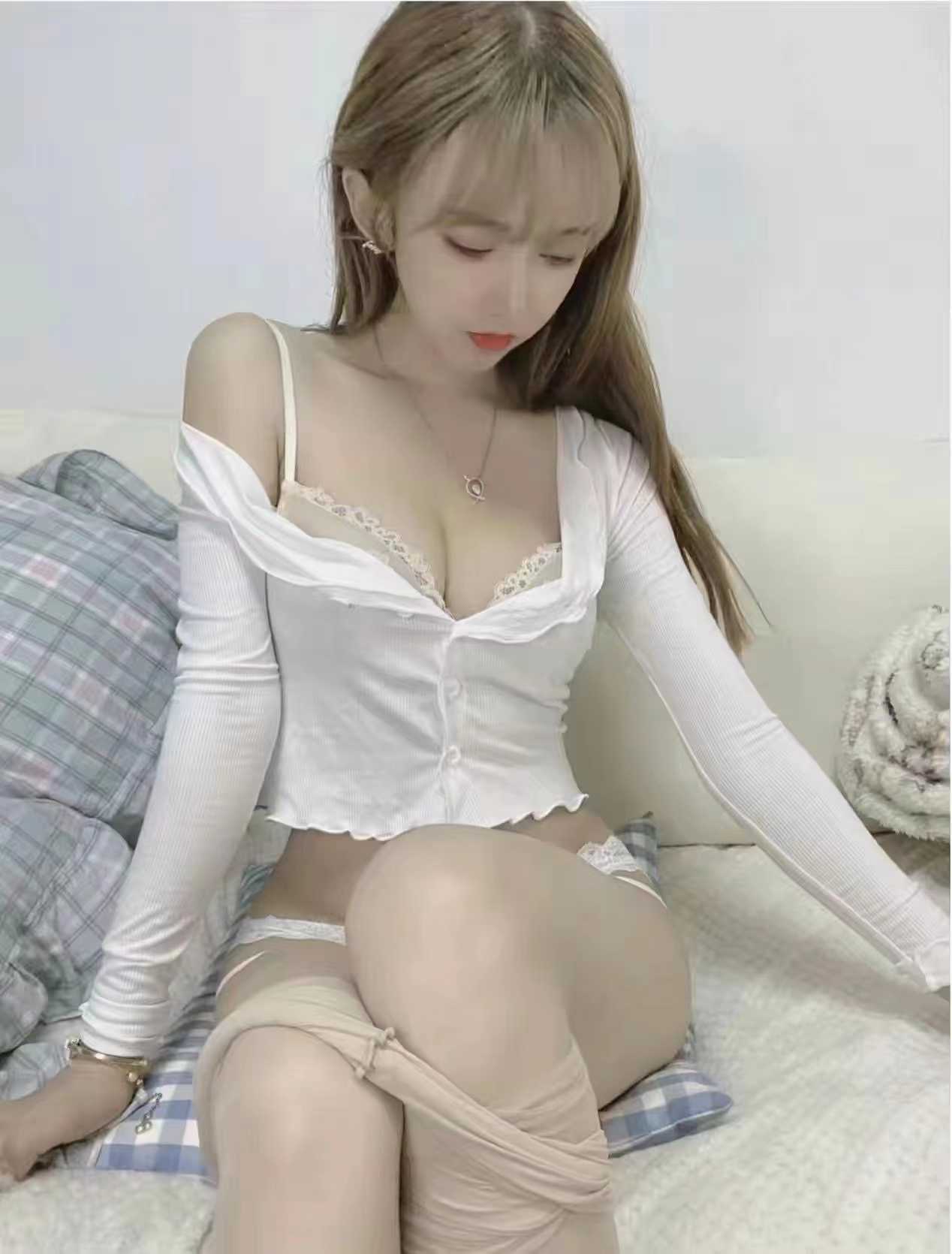 便装性感萝莉在线等你翻牌